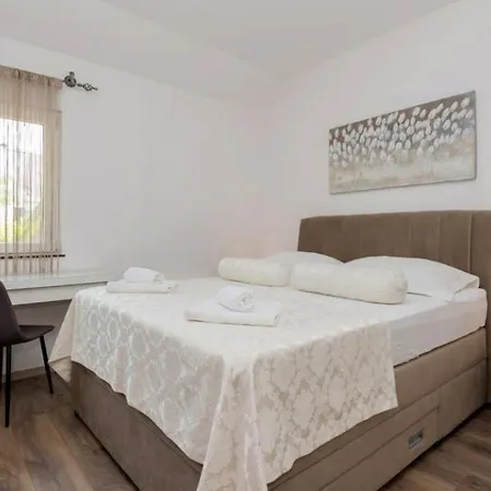 فيلة Beautiful Mia With Pool In ماكارسكا