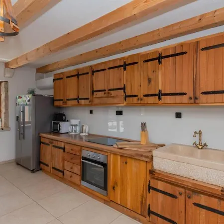 Beautiful Mia With Pool In ماكارسكا