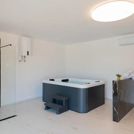 Beautiful Mia With Pool In فيلة