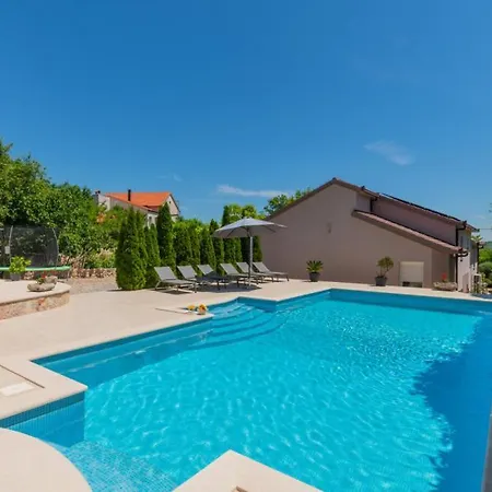 Beautiful Mia With Pool In فيلة *