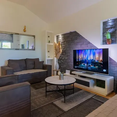 Beautiful Mia With Pool In فيلة