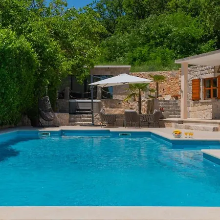 Beautiful Mia With Pool In *