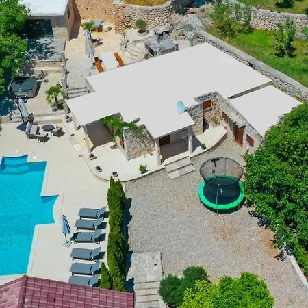 فيلة Beautiful Mia With Pool In ماكارسكا