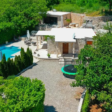 Beautiful Mia With Pool In *