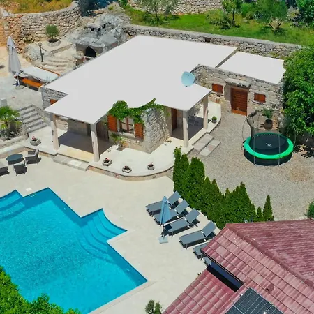 فيلة Beautiful Mia With Pool In ماكارسكا