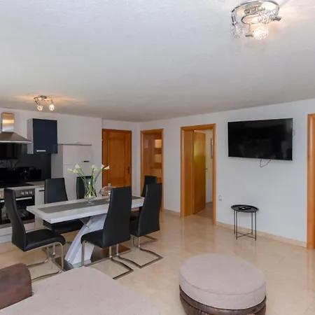 Beautiful Mia With Pool In ماكارسكا