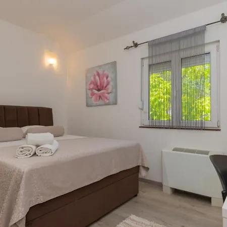 Beautiful Mia With Pool In