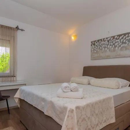 Beautiful Mia With Pool In