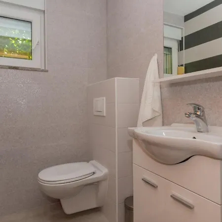 Beautiful Mia With Pool In