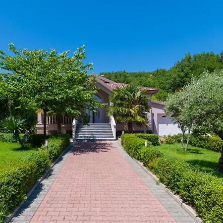 فيلة Beautiful Mia With Pool In ماكارسكا