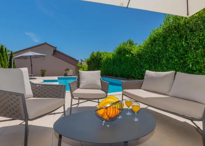 Villa Beautiful Mia With Pool In