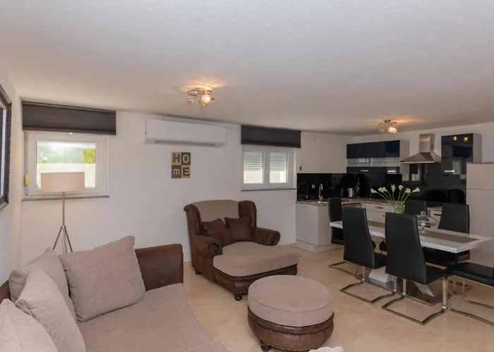 Beautiful Mia With Pool In Villa Makarska