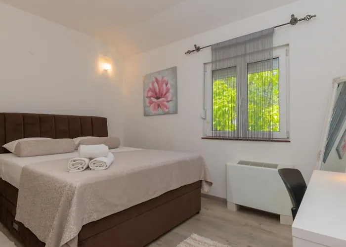 Beautiful Mia With Pool In