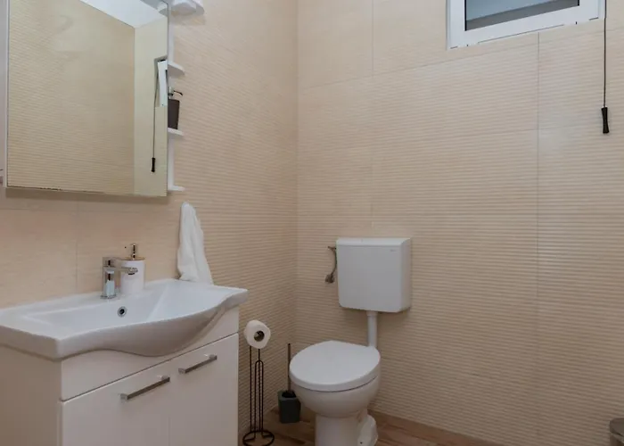 Beautiful Mia With Pool In