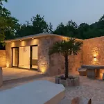 Beautiful Mia With Pool In Villa Makarska