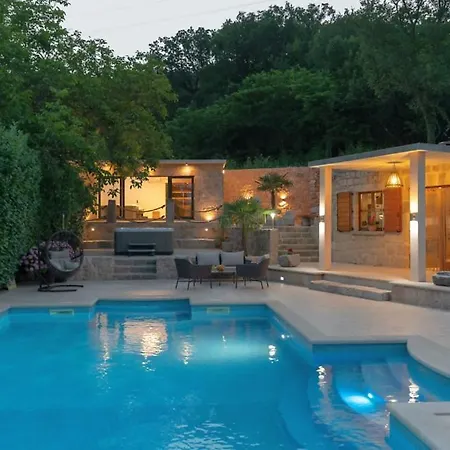 Beautiful Mia With Pool In