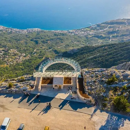 Beautiful Mia With Pool In