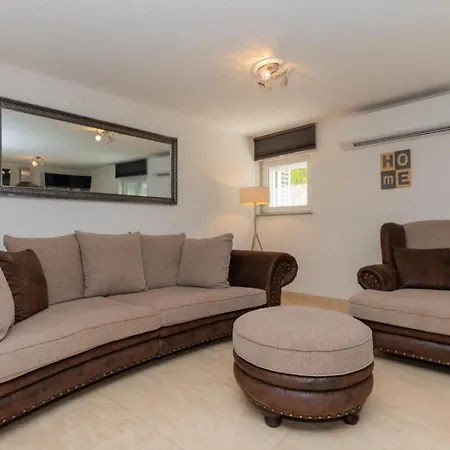 Beautiful Mia With Pool In Villa Makarska