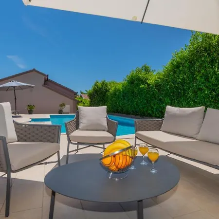 Villa Beautiful Mia With Pool In *