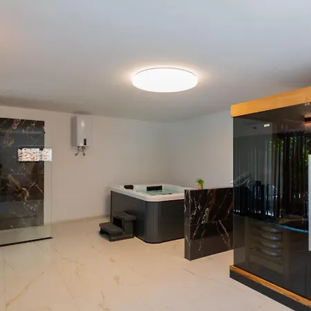 Beautiful Mia With Pool In Villa Makarska