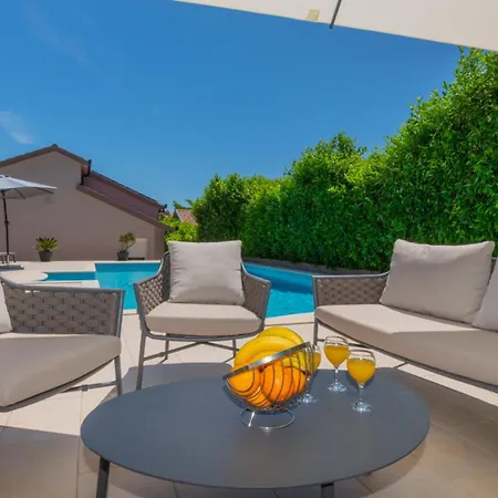 Villa Beautiful Mia With Pool In