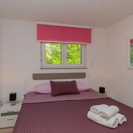 Beautiful Mia With Pool In *