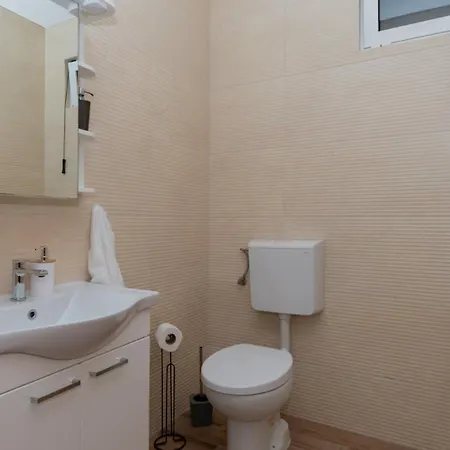 Beautiful Mia With Pool In