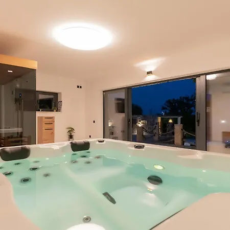 Beautiful Mia With Pool In * Макарська