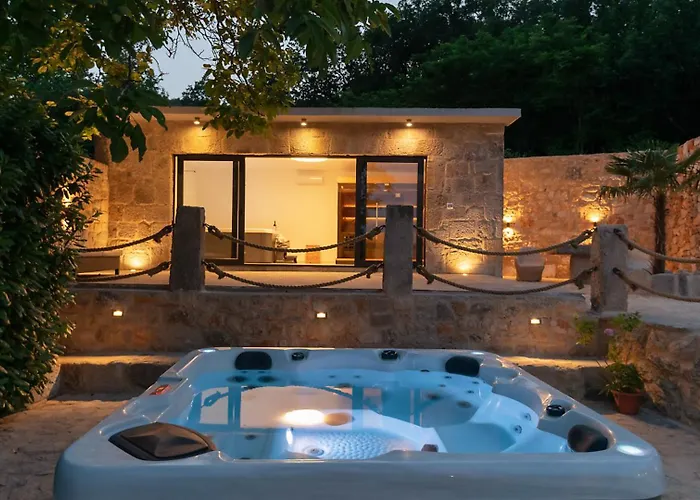 Beautiful Mia With Pool In Villa Makarska