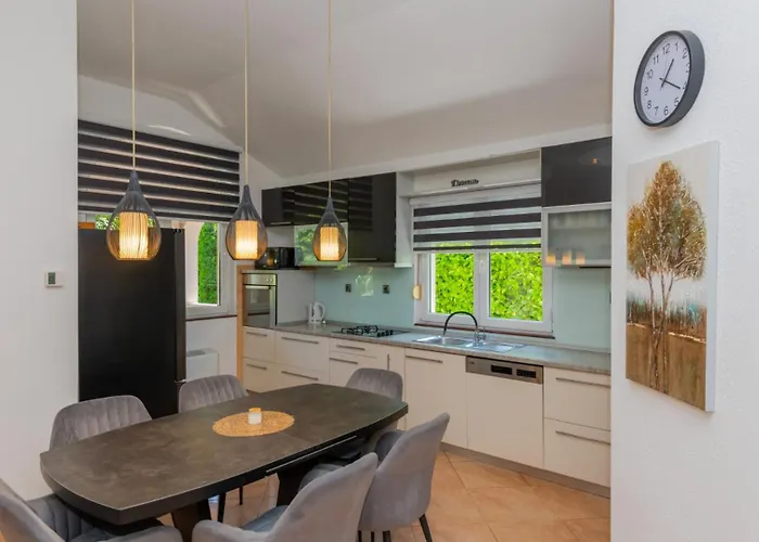 Beautiful Mia With Pool In Villa Makarska