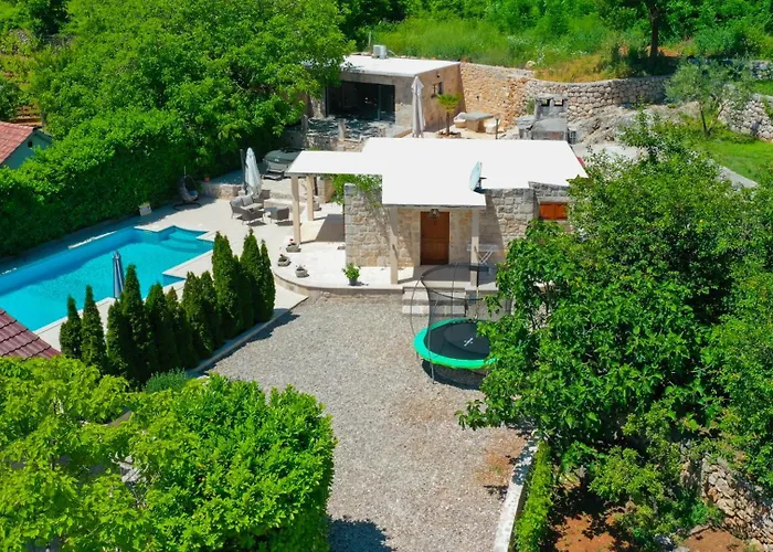 Beautiful Mia With Pool In *