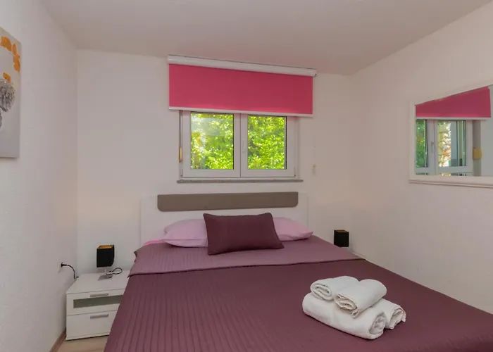 Beautiful Mia With Pool In *