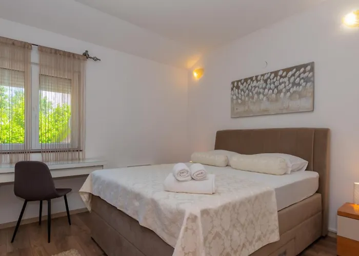 Beautiful Mia With Pool In