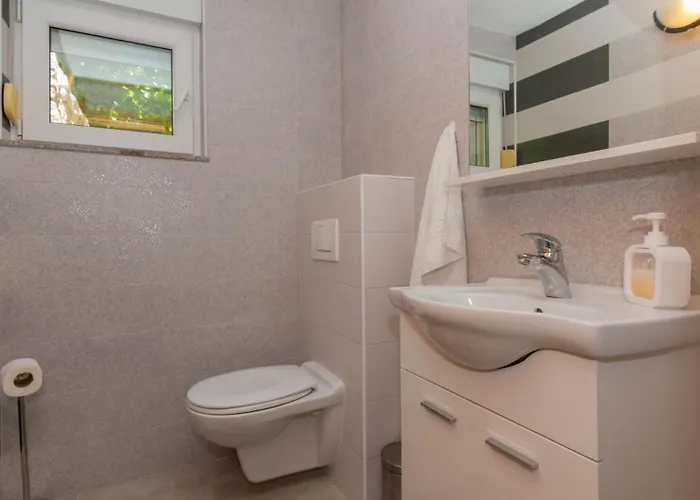 Beautiful Mia With Pool In