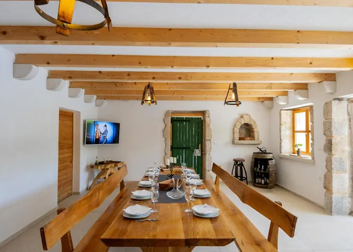 Beautiful Mia With Pool In Villa Makarska