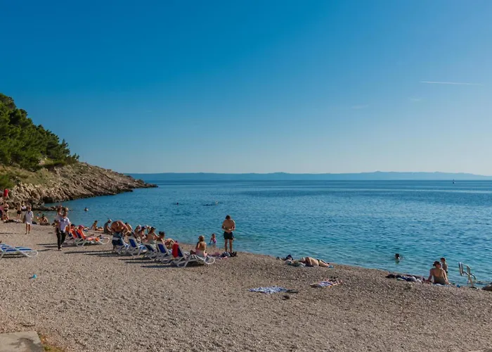 Beautiful Mia With Pool In