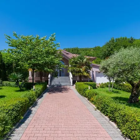 Beautiful Mia With Pool In