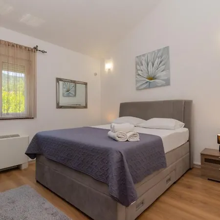 Beautiful Mia With Pool In Willa