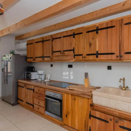 Beautiful Mia With Pool In Willa